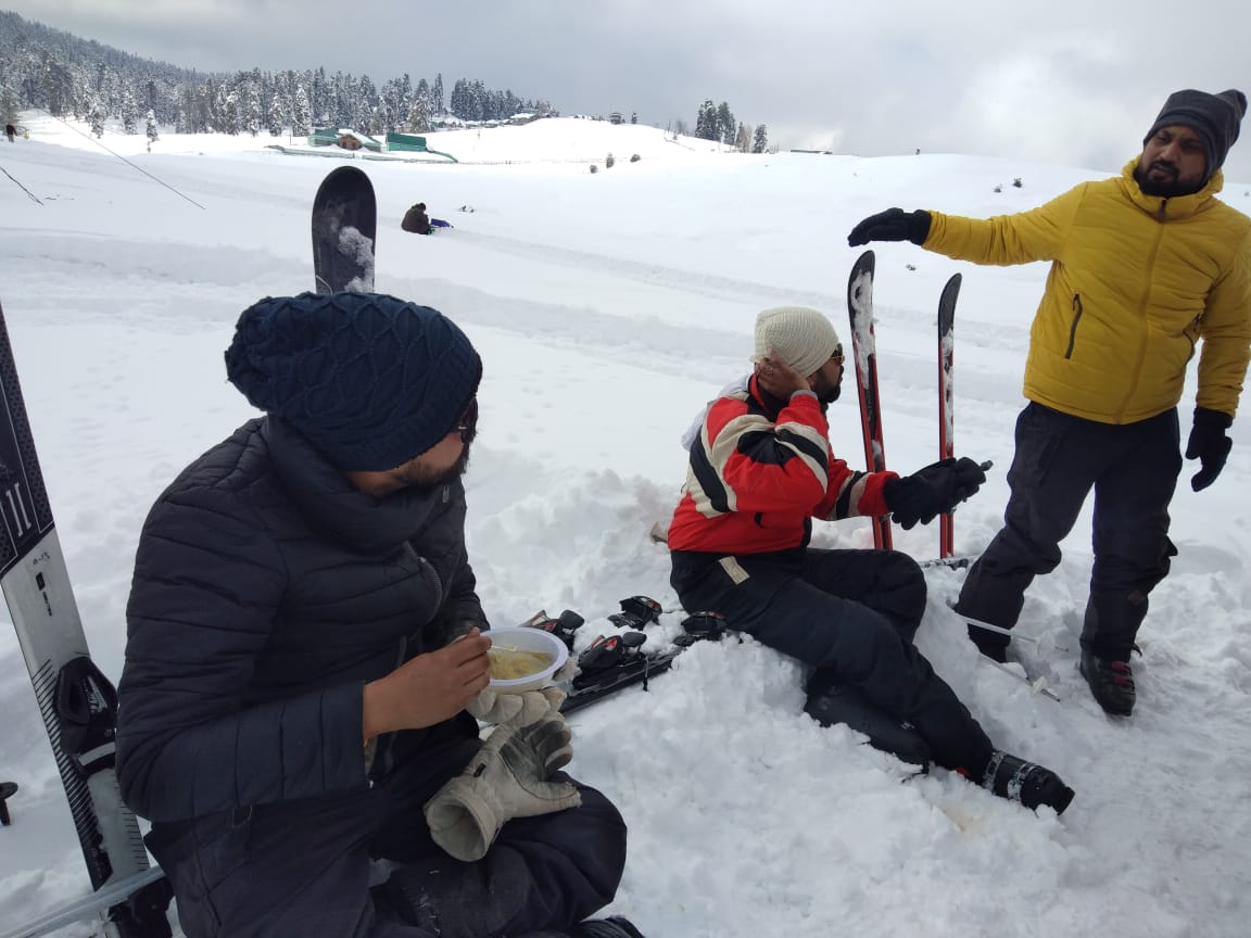 skiing in gulmarg kashmir